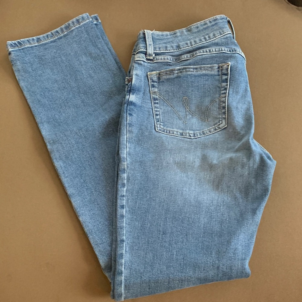 Wrangler women’s straight leg jeans 
Size 7x34”
In great condition 👍🏻